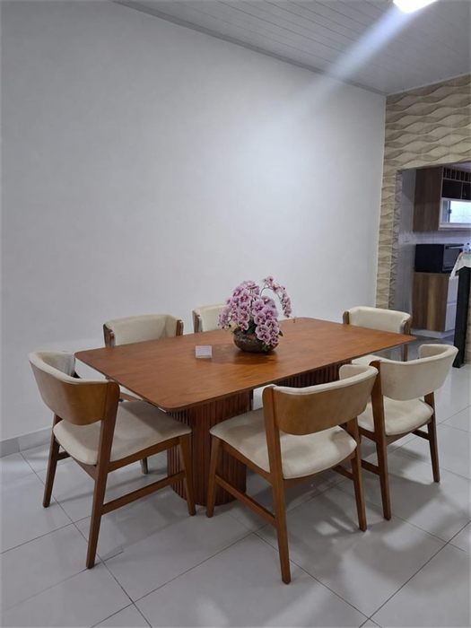 A mesma sala do cliente, agora com a mesa da loja posicionada no lugar